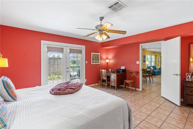 4 Pelican Dr, Rockport, TX 78382