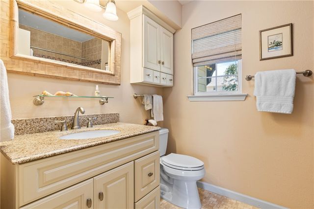 4 Pelican Dr, Rockport, TX 78382