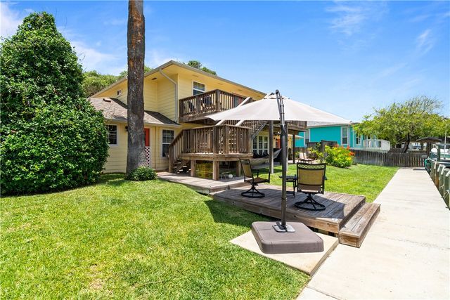 4 Pelican Dr, Rockport, TX 78382