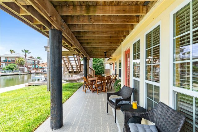 4 Pelican Dr, Rockport, TX 78382