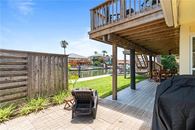 4 Pelican Dr, Rockport, TX 78382