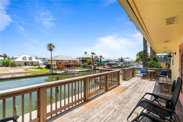 4 Pelican Dr, Rockport, TX 78382