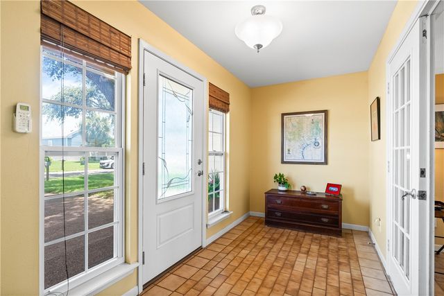 4 Pelican Dr, Rockport, TX 78382