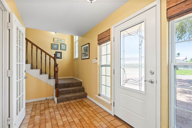 4 Pelican Dr, Rockport, TX 78382