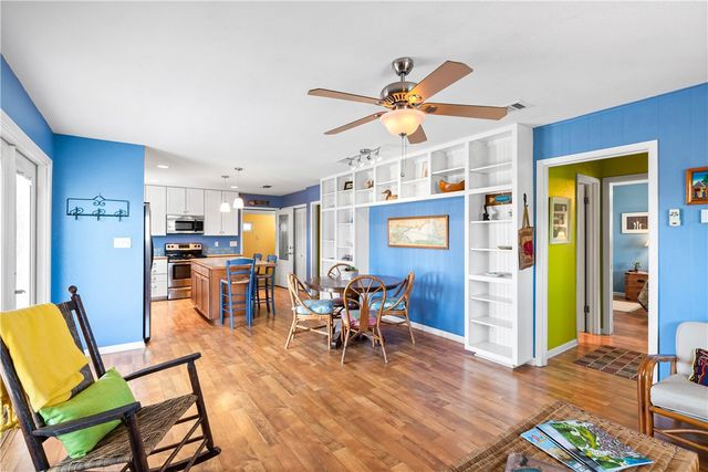 4 Pelican Dr, Rockport, TX 78382