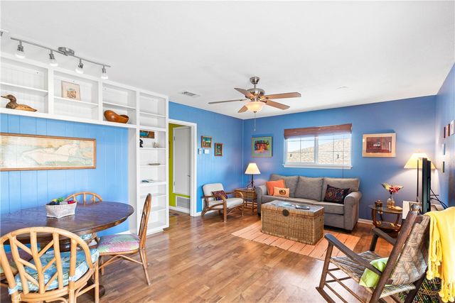 4 Pelican Dr, Rockport, TX 78382