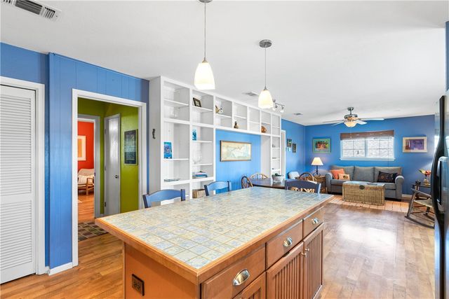 4 Pelican Dr, Rockport, TX 78382