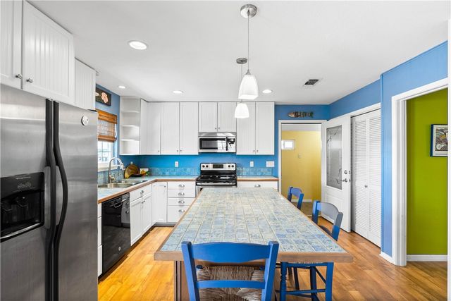 4 Pelican Dr, Rockport, TX 78382