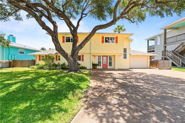4 Pelican Dr, Rockport, TX 78382