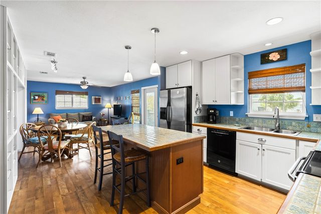 4 Pelican Dr, Rockport, TX 78382