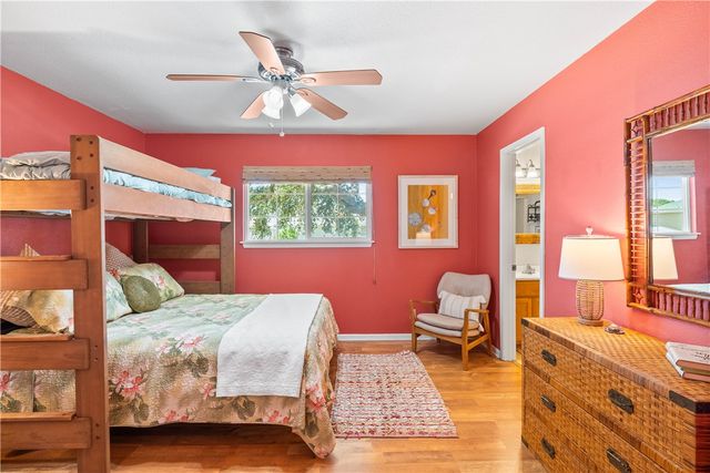 4 Pelican Dr, Rockport, TX 78382