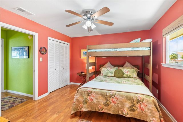 4 Pelican Dr, Rockport, TX 78382