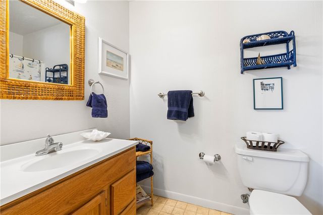 4 Pelican Dr, Rockport, TX 78382