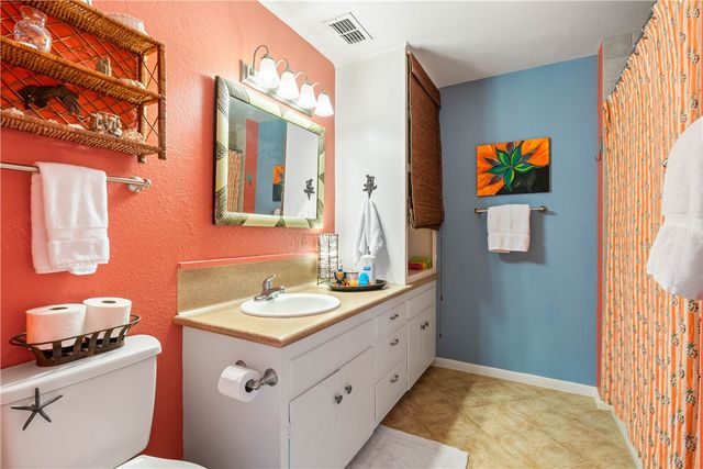 4 Pelican Dr, Rockport, TX 78382