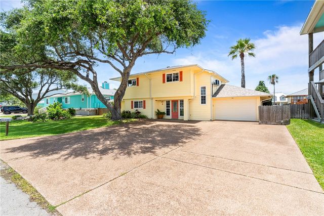 4 Pelican Dr, Rockport, TX 78382