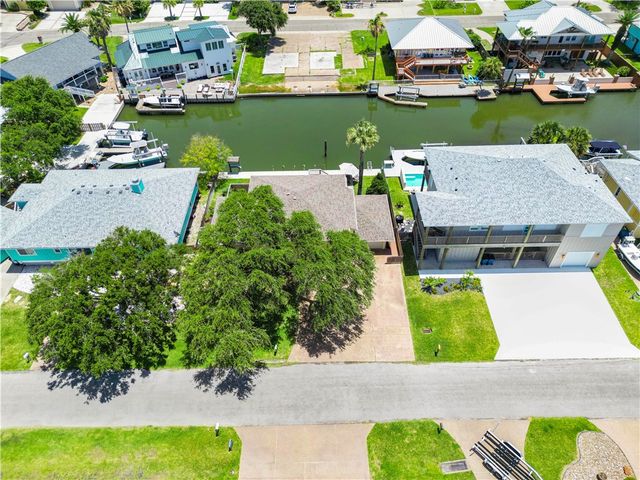 4 Pelican Dr, Rockport, TX 78382