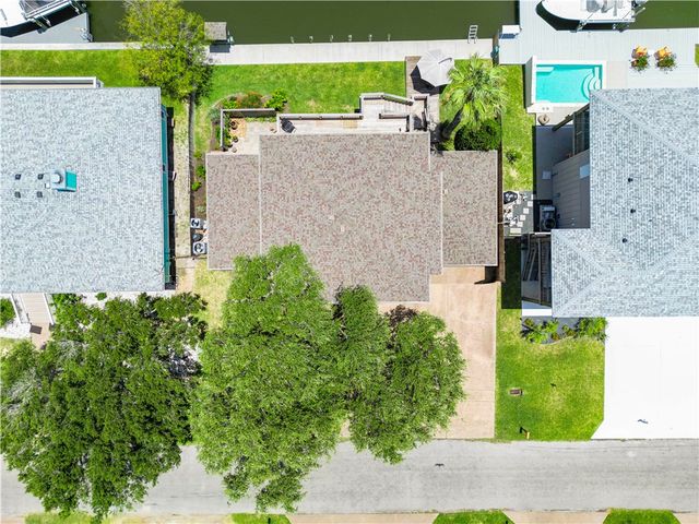 4 Pelican Dr, Rockport, TX 78382