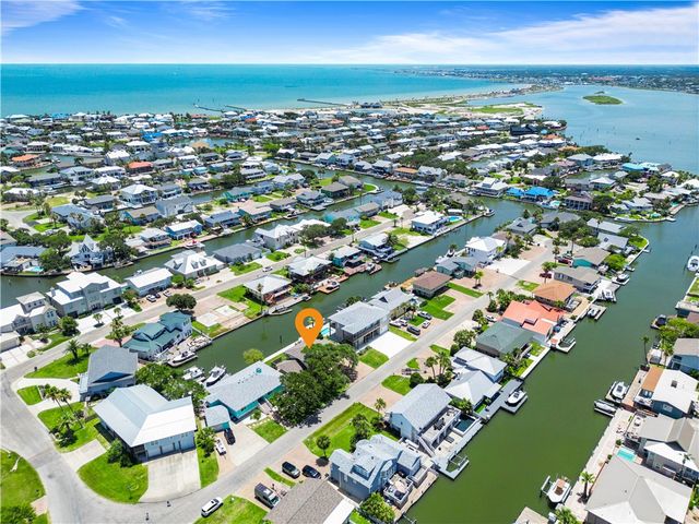 4 Pelican Dr, Rockport, TX 78382