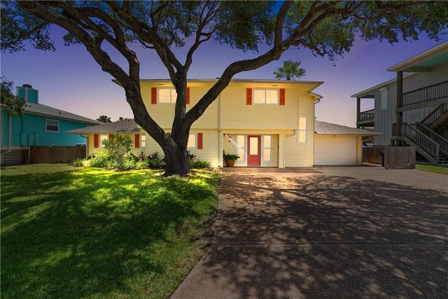 4 Pelican Dr, Rockport, TX 78382