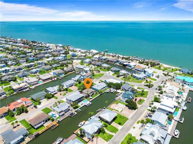 4 Pelican Dr, Rockport, TX 78382
