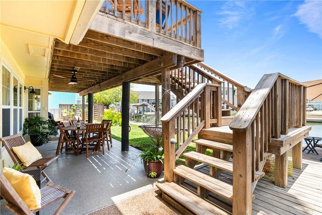 4 Pelican Dr, Rockport, TX 78382