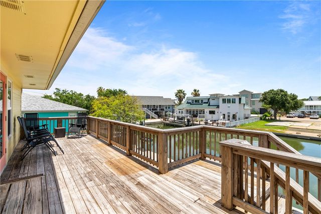 4 Pelican Dr, Rockport, TX 78382