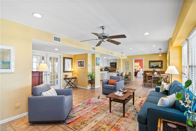 4 Pelican Dr, Rockport, TX 78382