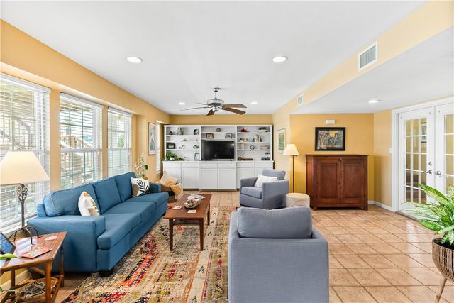 4 Pelican Dr, Rockport, TX 78382