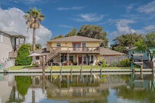 4 Pelican Dr, Rockport, TX 78382