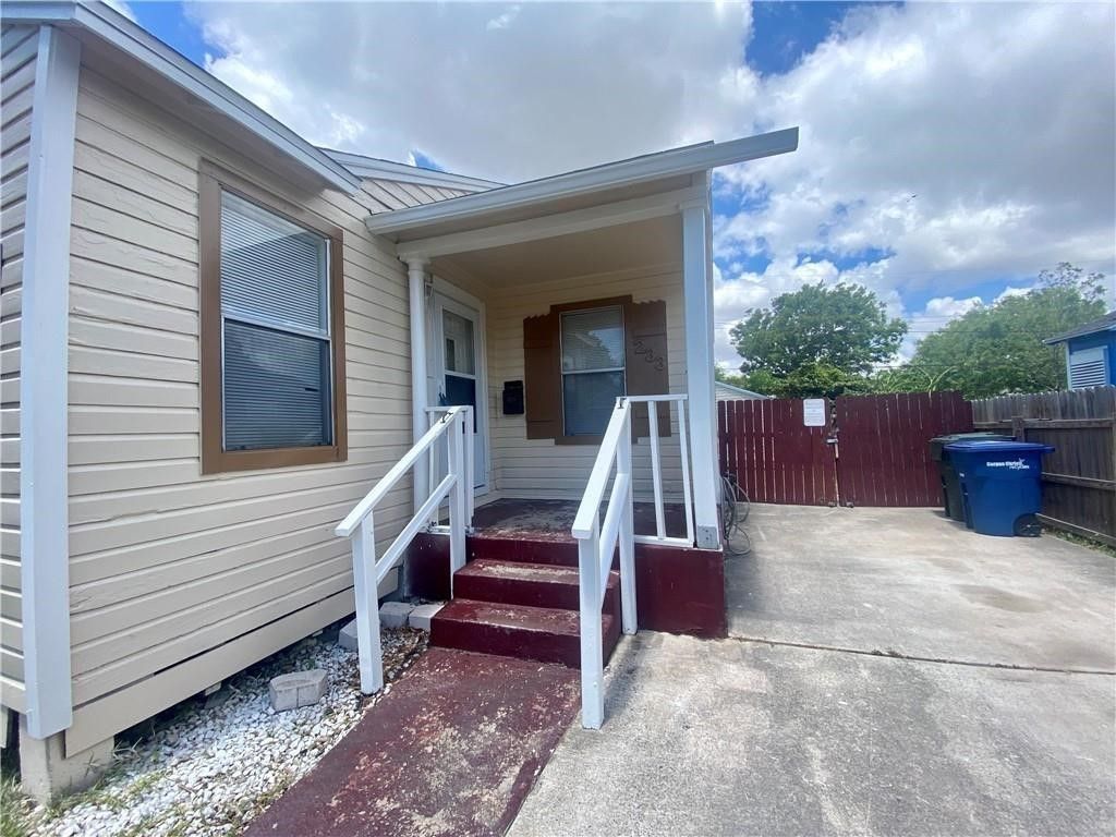 233 Eastgate Dr, Corpus Christi, TX 78408