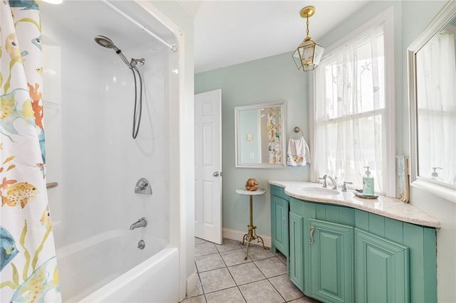 30 Madison Avenue, Portsmouth, RI 02872