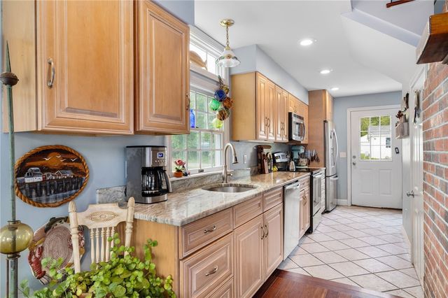 30 Madison Avenue, Portsmouth, RI 02872