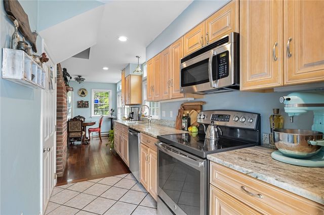 30 Madison Avenue, Portsmouth, RI 02872