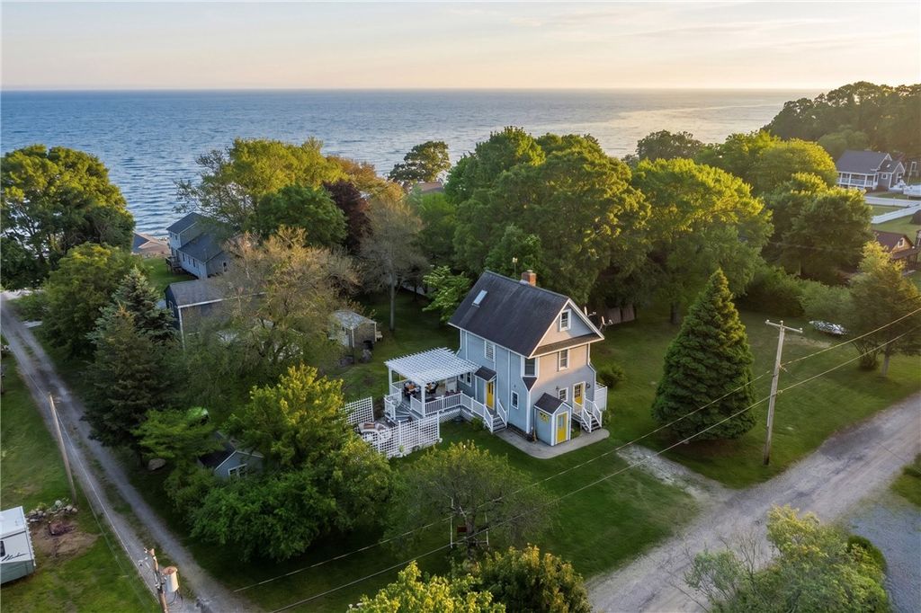 30 Madison Avenue, Portsmouth, RI 02872