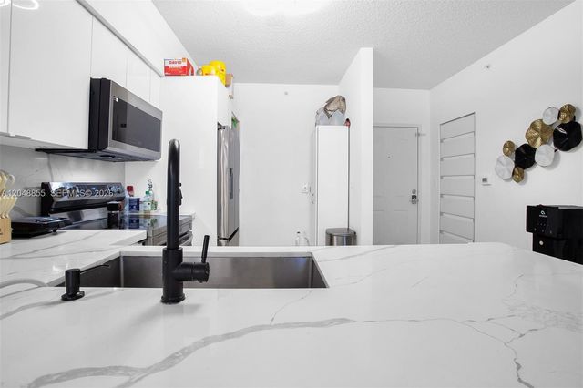 5091 NW 7th St TS-11, Miami, FL 33126