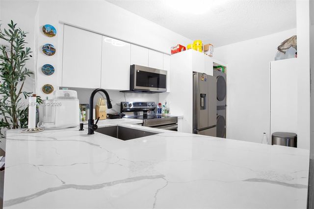 5091 NW 7th St TS-11, Miami, FL 33126