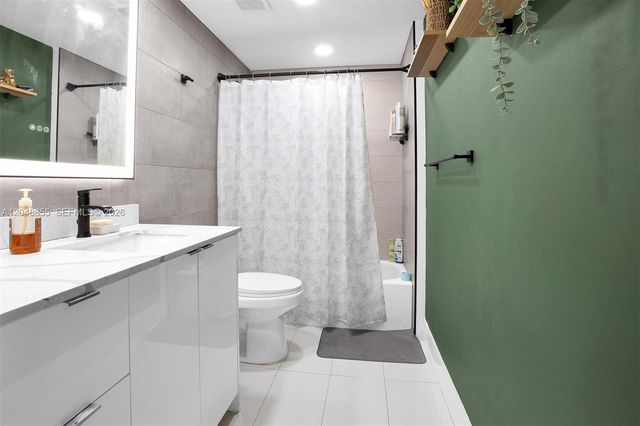 5091 NW 7th St TS-11, Miami, FL 33126