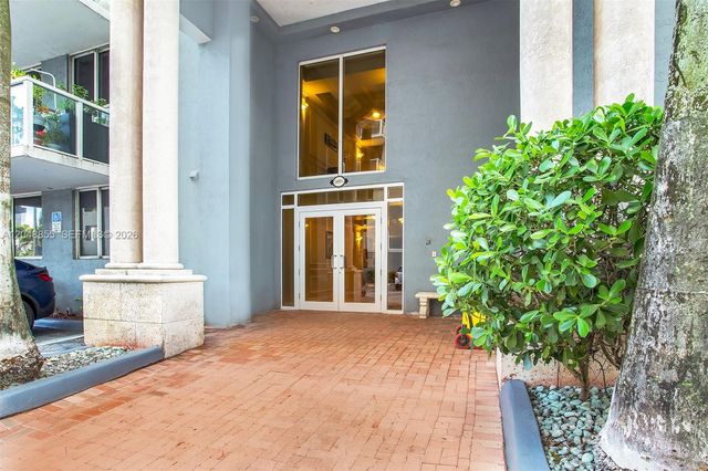 5091 NW 7th St TS-11, Miami, FL 33126