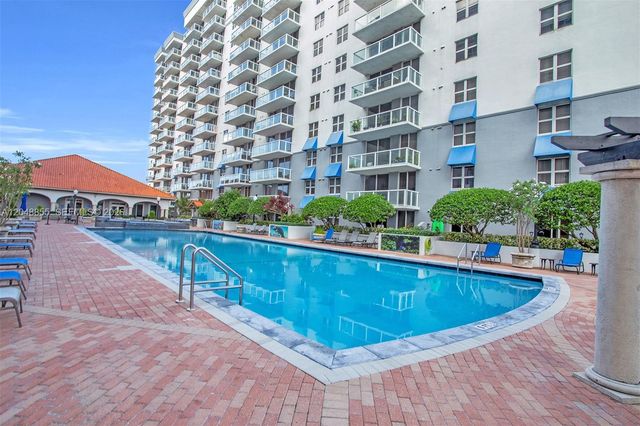 5091 NW 7th St TS-11, Miami, FL 33126