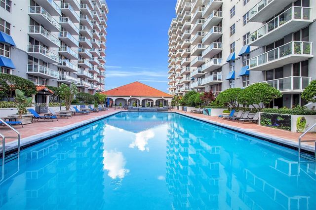 5091 NW 7th St TS-11, Miami, FL 33126