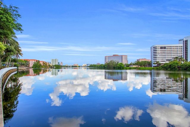 5091 NW 7th St TS-11, Miami, FL 33126