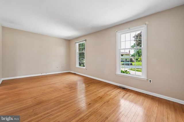 649 CORNWALLIS DR, Mount Laurel, NJ 08054