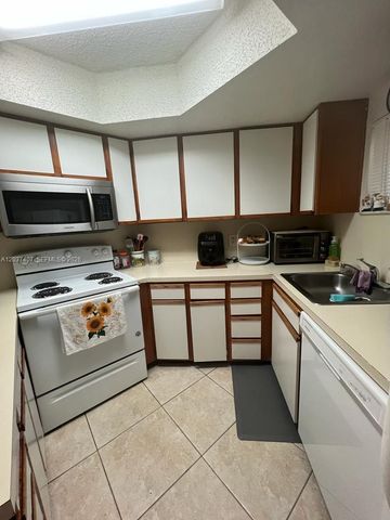 8215 Lake Dr 401, Doral, FL 33166