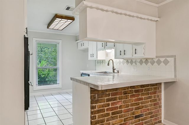 524 Fairdale Street, Friendswood, TX 77546