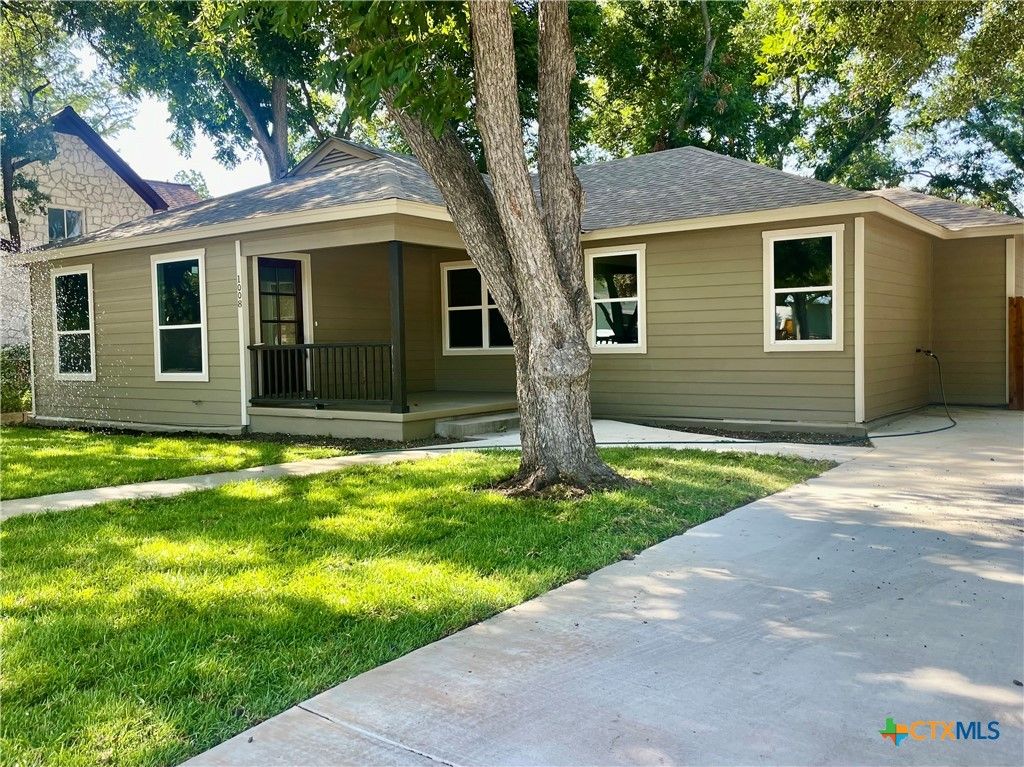 1008 E College Street, Seguin, TX 78155