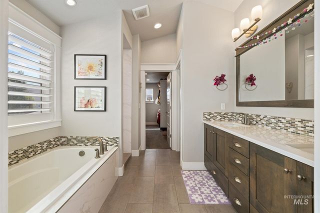 3401 W Wolf Rapids Dr, Meridian, ID 83646