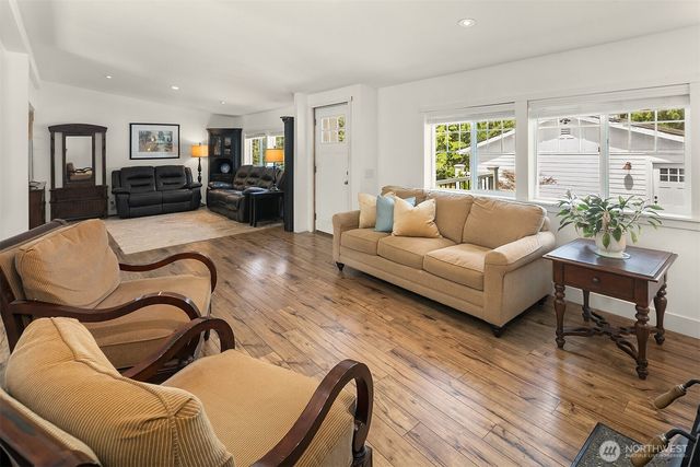 25215 NE 52nd Place, Redmond, WA 98053