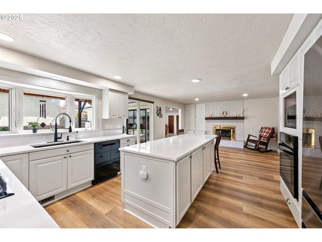 1114 LAKEWOOD Dr Sw, Albany, OR 97321