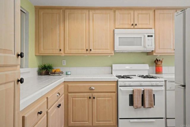 1015 Gleneagles Place, Vista, CA 92081