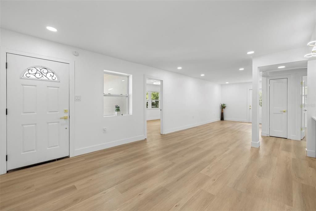 Image 6 of property listing at 11722 N EDISON AVENUE, Tampa, FL 33612